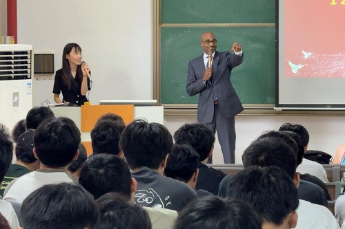 演讲现场.jpg 演讲现场.jpg