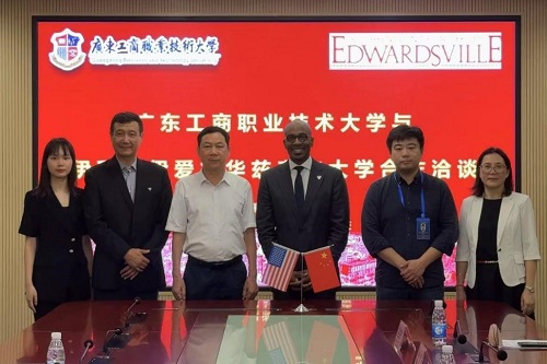 洽谈合影.jpg 洽谈合影.jpg